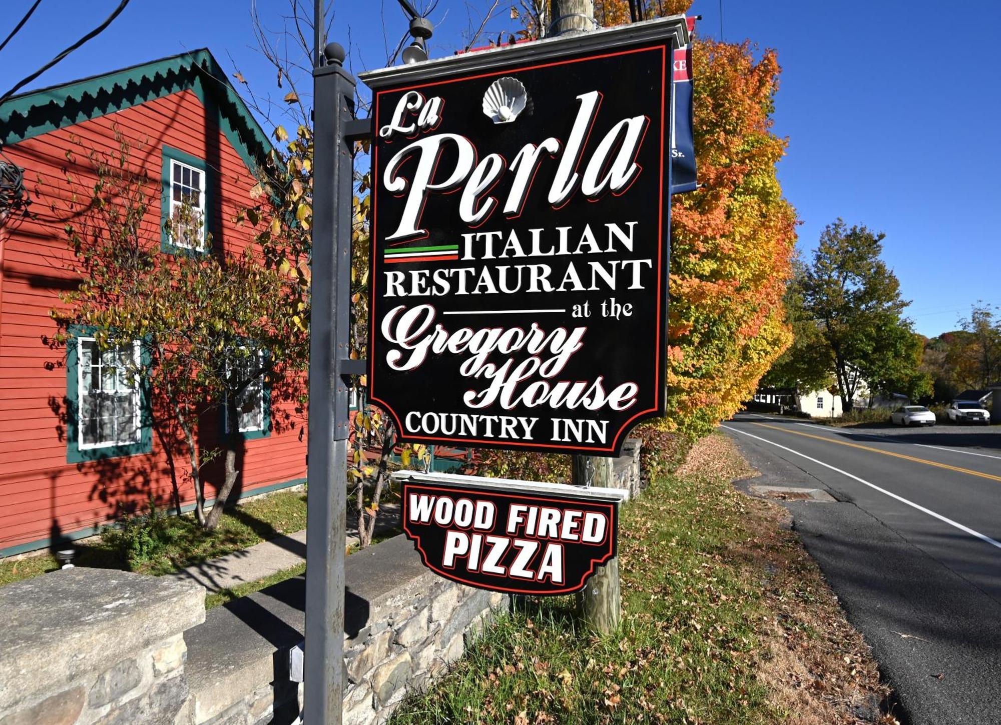La Perla Restaurant & Country Inn Averill Park Exteriör bild